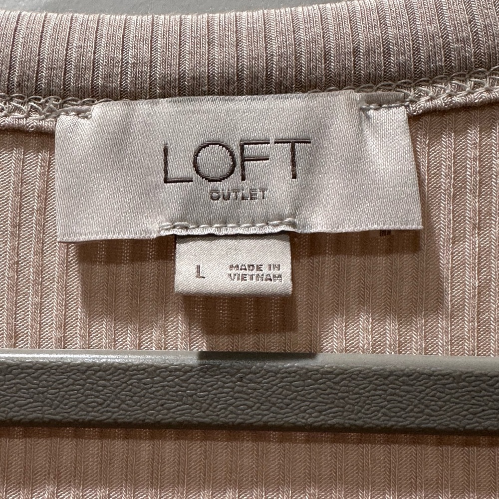 LOFT Outlet Women's Light Taupe Short Sleeve Tee - Picture 2 of 6